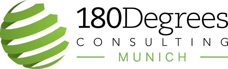 Logo von 180Degrees Consulting mit grünem Globus und Schriftzug "München".